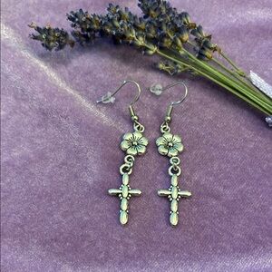 💜💜💜 3/$30 The Sweetest Floral Cross Silver Earrings! Accented by daisies. E62